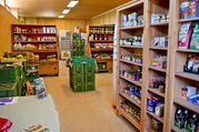 Auenhof Hofladen - Innenansicht mit Regalen und Gemüsekisten